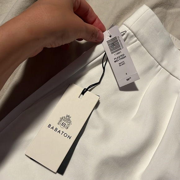 NWT Aritzia Babaton Pleated Short mid-thigh size 4- white - Picture 4 of 5